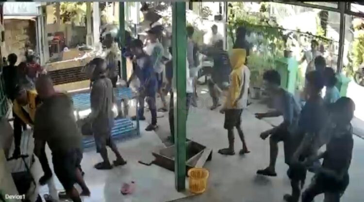 Rekaman CCTV memperlihatkan situasi saat terjadi keributan dan penyerangan di Jalan KS Tubun Gang Bersama 7, Kelurahan Api-Api.