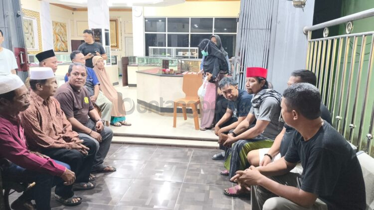 Sejumlah warga mendatangi toko emas terkait dugaan investasi bodong aplikasi Jalan X di Berbas Tengah. (Dwi Kurniawan Nugroho/Bontang Post)
