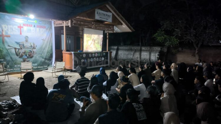 Warga memadati halaman Kantor Kaltim Post Biro Kutim di Sangatta Utara saat nonton bareng film dokumenter Pesta Babi, 16 Mei 2026. (Dwi Kurniawan Nugroho/Bontang Post)