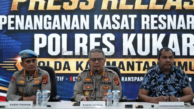 Direktorat Reserse Narkoba Polda Kaltim saat menggelar konferensi pers terkait pengungkapan kasus narkotika jenis etomidate yang menyeret Kasat Narkoba Polres Kukar, AKP Bonar.
