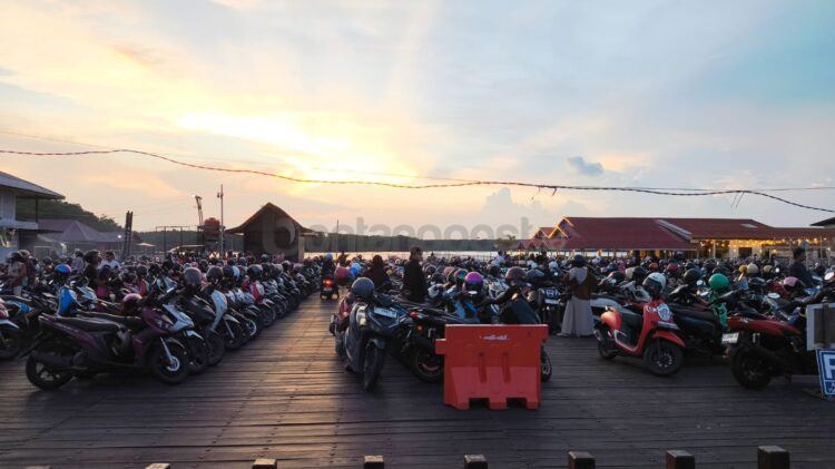 Pelataran Bontang Kuala menjadi lokasi baru penarikan retribusi kawasan wisata yang mulai diberlakukan kembali dengan sistem tarif per kendaraan. (Dwi Kurniawan Nugroho/ Bontang Post)