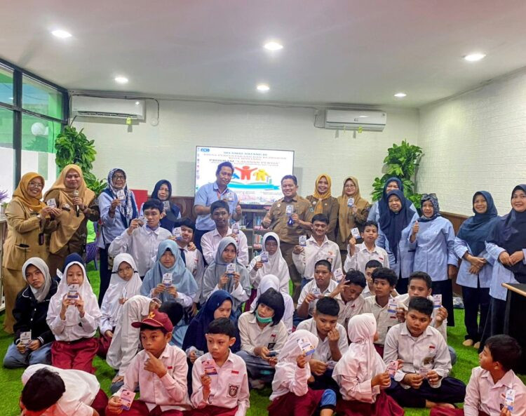 Suasana kegiatan Program PERSIA DPK Bontang bersama siswa SLB YPK Kota Bontang yang mengikuti aktivitas literasi inklusif, mulai dari pengenalan perpustakaan hingga pembuatan bookmark kreatif.