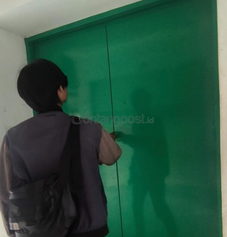 Kondisi lift di Pasar Taman Rawa Indah Bontang yang tidak beroperasi dalam sebulan terakhir. Kerusakan fasilitas ini dikeluhkan pedagang dan pengunjung pasar. (Nasrullah/Bontang Post)