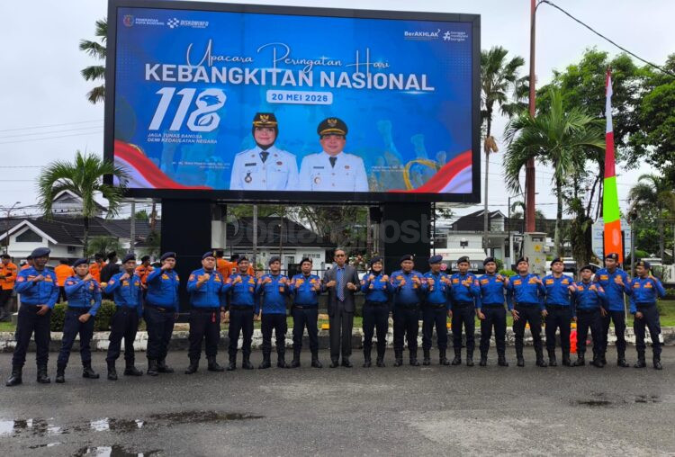 Kepala Disdamkartan Bontang, Amiluddin, bersama 21 personel usai mengikuti upacara Harkitnas ke-118 di halaman DPMPTSP Bontang sebagai bentuk komitmen pengabdian dan semangat pelayanan kepada masyarakat. (Dwi Kurniawan Nugroho/ Bontang Post)