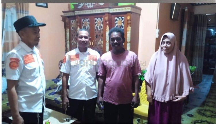 Jamaluddin, nelayan asal Kelurahan Berbas Pantai, saat dikunjungi petugas BPBD Bontang usai kembali dengan selamat setelah sempat dilaporkan hilang saat melaut.