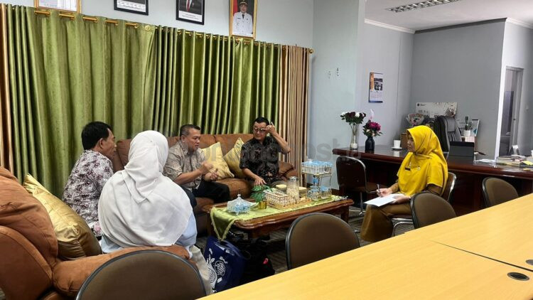 Rombongan ISS Forum Jakarta saat meninjau fasilitas layanan dan ruang literasi di Perpustakaan Daerah Kota Bontang bersama jajaran DPK Bontang.