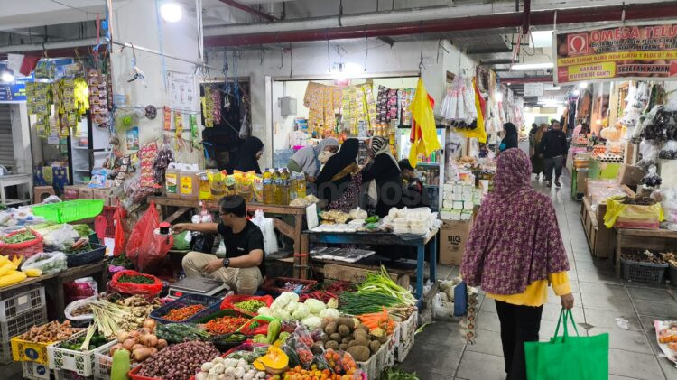 Aktivitas jual beli bahan pokok di Pasar Taman Rawa Indah Bontang menjelang Iduladha 1447 Hijriah, saat harga cabai mulai mengalami kenaikan. (Dwi Kurniawan Nugroho/ Bontang Post)