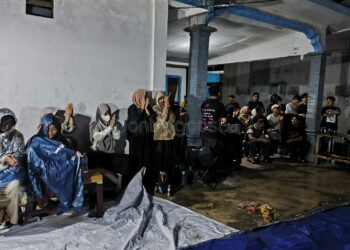 Diguyur Hujan, Nobar Film Pesta Babi di Bontang Tetap Dipenuhi Penonton