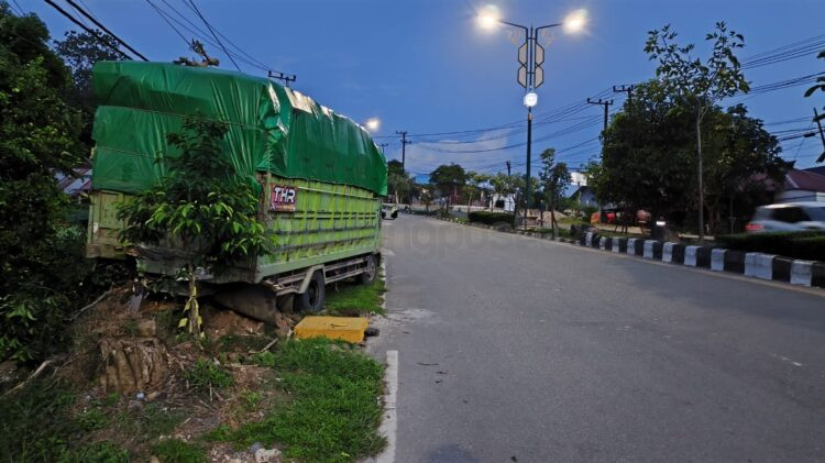 Truk bermuatan semen dan sembako yang mengalami patah as di tanjakan Jalan S Parman telah dievakuasi ke pinggir jalan usai kecelakaan. (Dwi Kurniawan Nugroho/Bontang Post)