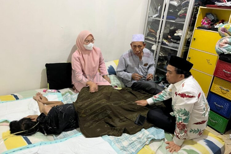Wakil Wali Kota Bontang Agus Haris bersama Kepala Disdamkartan Amiluddin menjenguk personel damkar yang sakit dalam program Tengok Tetangga, Minggu (24/5/2026).