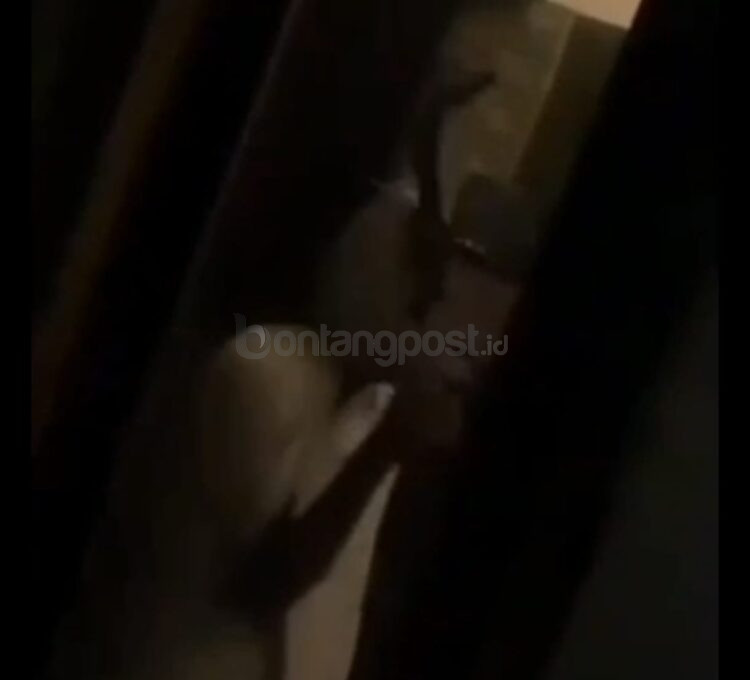 Tangkapan layar video yang beredar di media sosial memperlihatkan sosok menyerupai pocong membawa senjata dan mengetuk rumah warga.