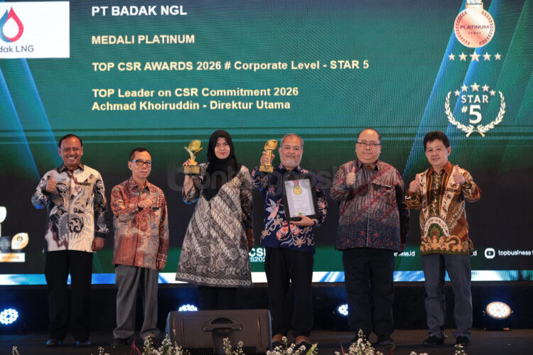 Badak LNG meraih tiga penghargaan sekaligus pada ajang TOP CSR Awards 2026 di Jakarta sebagai bentuk apresiasi atas konsistensi program pemberdayaan masyarakat dan lingkungan.