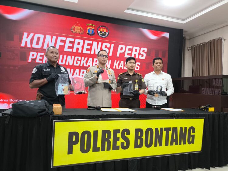 Kapolres Bontang AKBP Widho Andriano saat konferensi pers pengungkapan kasus sabu hampir 1 kilogram yang melibatkan dua pelajar SMK di Mapolres Bontang. (Dwi Kurniawan Nugroho/Bontang Post)