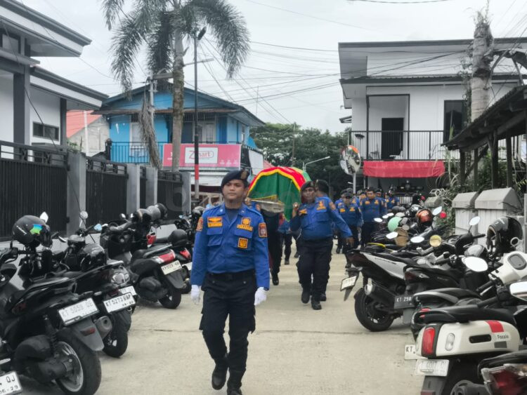 Disdamkartan Bontang berduka. Risqa Dianti, personel perempuan pemberani yang dikenal berdedikasi tinggi, meninggal dunia. Jenazah Risqa saat dibawa ke TPU Pisangan.