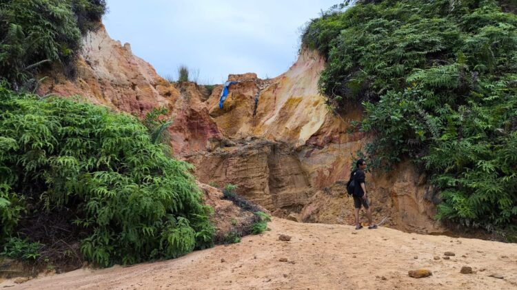 Penahan longsor sementara di Kampung Timur RT 01 Kelurahan Kanaan kembali jebol usai hujan deras, memicu kekhawatiran warga terhadap longsor susulan. (Nasrullah/Bontang Post)