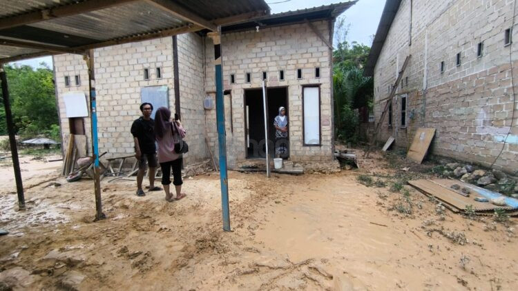 Yati, warga Kampung Timur RT 01 Kelurahan Kanaan, memilih tetap bertahan di rumahnya meski kawasan tersebut rawan longsor susulan. (Nasrullah/Bontang Post)