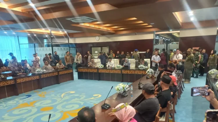 Gubernur Kaltim Rudy Mas'ud saat menemui dan berdialog dengan perwakilan Aliansi Perjuangan Masyarakat Kaltim di Kantor Gubernur, Jalan Gajah Mada, Samarinda.