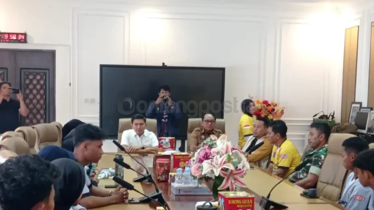 Ketua DPRD Bontang Andi Faizal Sofyan Hasdam melepas kontingeen panjat tebing di Kejurprov kelompok usia. ADIEL KUNDHARA/KP