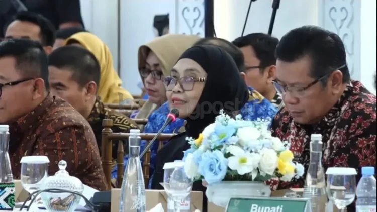 Wali Kota Bontang, Neni Moerniaeni, saat memberikan keterangan terkait kondisi fiskal daerah dalam agenda Musrenbang RKPD 2027. Ia menekankan pentingnya kepastian dana kurang bayar untuk menjaga keseimbangan APBD. (EKO PRALISTIO/KP)