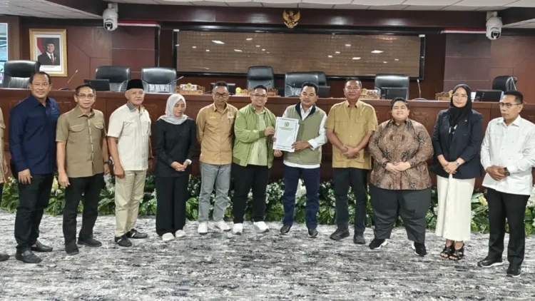 Setelah rapat konsultasi pimpinan DPRD Kaltim, Senin (4/5) malam, enam fraksi resmi mengusulkan Hak Angket. Langkah ini diambil sebagai tindak lanjut atas Pakta Integritas yang ditandatangani di hadapan ribuan massa aksi. (FOTO: BAYU ROLLES/KP)