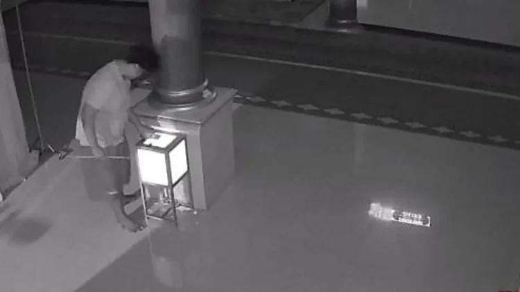 Seorang pemuda terekam CCTv diduga sedang mengambil uang di kotak amal Musala An-Naim, Bontang Baru.