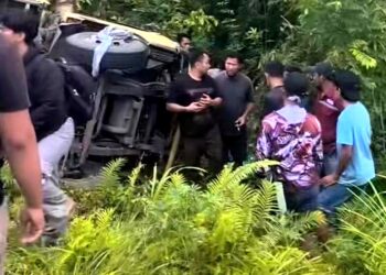 Truk Pengangkut Paket Terguling di Jalan Poros Samarinda-Bontang