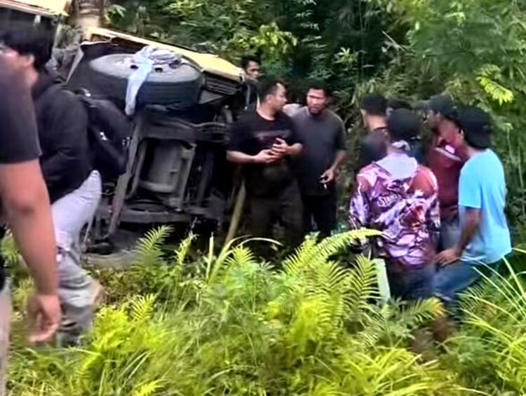 Truk pengangkut paket Shopee terguling di tikungan Prangat KM 73, jalur Samarinda–Bontang, Sabtu (2/5). Kendaraan terperosok ke sisi jalan saat melintas di tikungan.