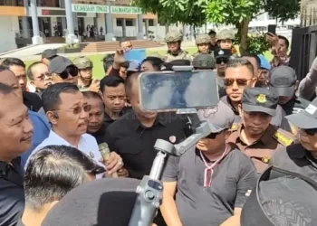 Massa Datangi Kejati Kaltim, Tuntut Dugaan Pelanggaran Kebijakan Rudy Mas’ud Diusut
