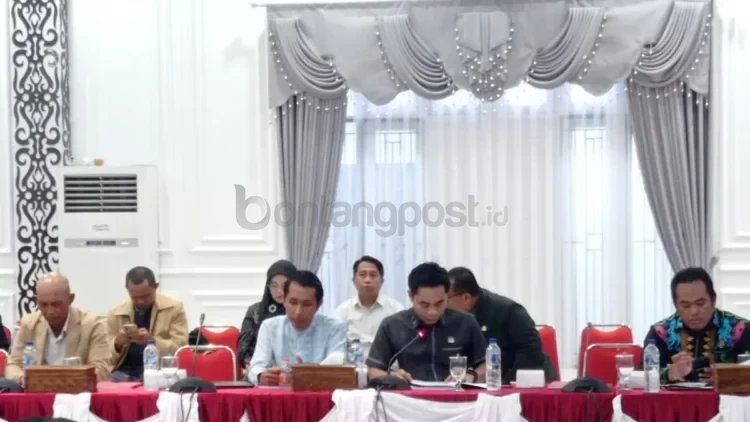 Ketua Fraksi PDI Perjuangan DPRD Bontang, Winardi, menjelaskan tanggapan fraksi atas pendapat waki kota atas dua raperda inisiatif DPRD. (FOTO: ADIEL KUNDHARA/KP)