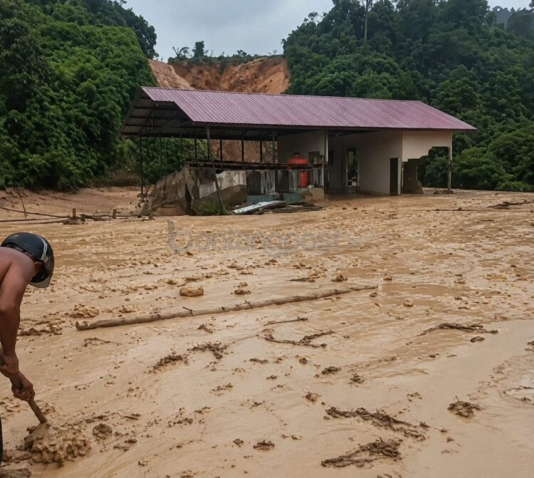 Penahan longsor bekas galian C ilegal di Kanaan Bontang kembali jebol usai hujan deras, lumpur mengarah ke permukiman warga.