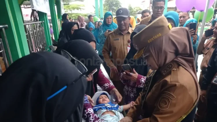 Wali Kota Bontang Neni Moerniaeni menimbang balita saat kegiatan pemantauan dan penanganan stunting di Kota Bontang.