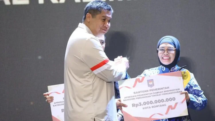 Wali Kota Bontang Neni Moerniaeni saat menerima penghargaan dari pemerintah pusat atas keberhasilan transformasi ketenagakerjaan.