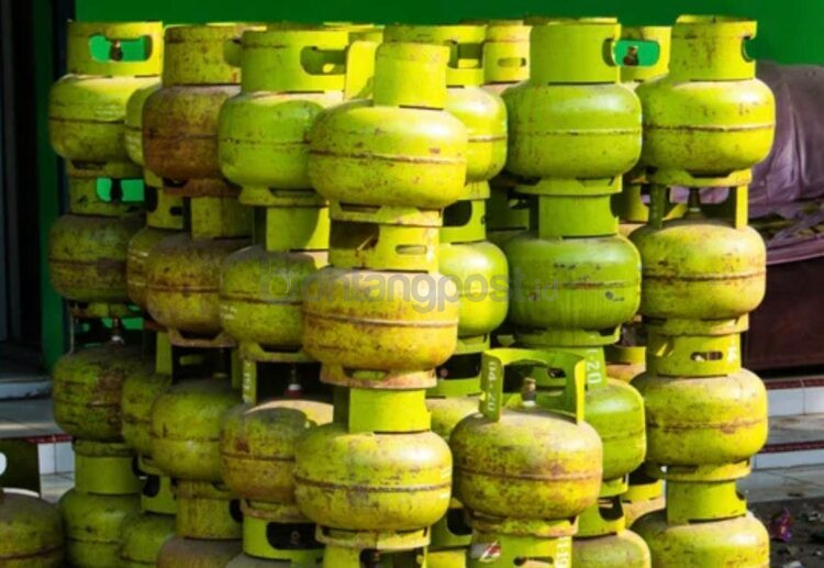 Petugas DKUMPP Bontang bersama Pertamina Patra Niaga melakukan sidak distribusi LPG subsidi 3 kilogram. Dalam pemeriksaan ditemukan penjualan di atas HET serta stok ratusan tabung di tingkat pengecer.