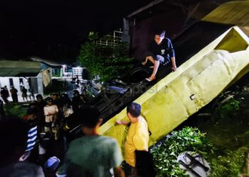 Tangki Minyak Goreng Mundur di Tanjakan STITEK, Muatan Bocor dan Dibagikan ke Warga
