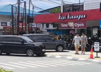 Trotoar di Simpang Empat Bontang Baru Beralih Fungsi Jadi Area Parkir Pengunjung Kafe