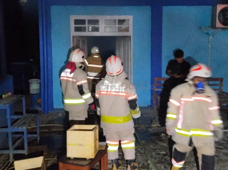 Petugas Disdamkaratan melakukan penganan kebakaran di Gudang milik PDAM Tirta Taman. (Disdamkartan Bontang)