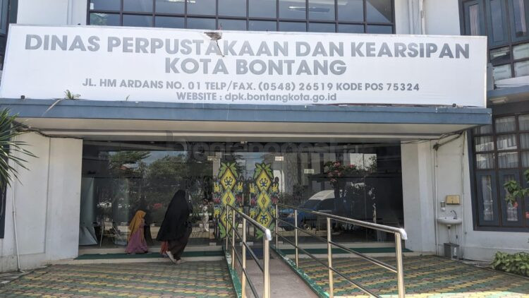 Gedung Dinas Perpustakaan dan Kearsipan (DPK) Kota Bontang yang menjadi pusat layanan literasi, kearsipan, serta pembinaan perpustakaan di wilayah Kota Bontang.