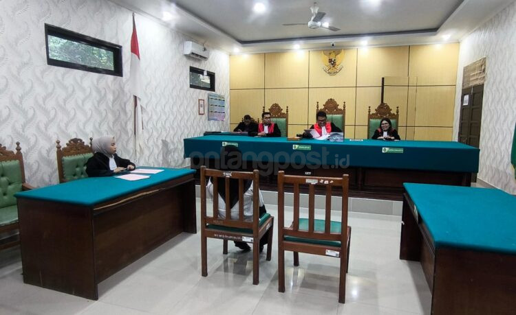 Difa Erfina alias "Sultan UMKM" saat menjalani sidang tuntutan di Pengadilan Negeri Bontang. JPU menuntut terdakwa 4 tahun penjara dalam kasus dugaan investasi bodong. (Nasrullah/ Bontang Post)