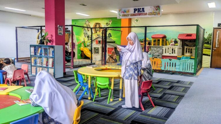 Pengunjung memanfaatkan fasilitas di Perpustakaan Bontang yang kini dikembangkan sebagai ruang rekreasi, belajar, dan interaksi sosial bagi masyarakat.
