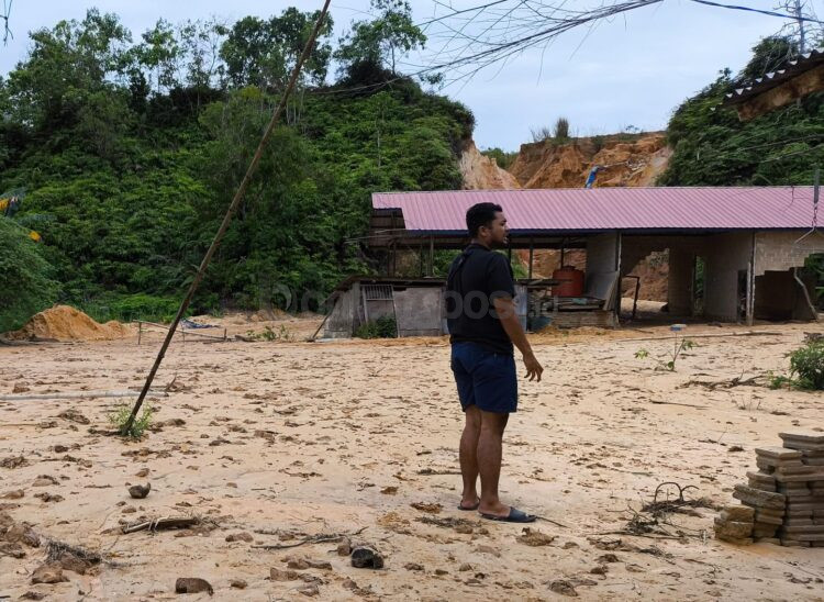 Kondisi penahan longsor sementara yang kembali jebol di Kampung Timur RT 01, Kelurahan Kanaan. Warga masih menunggu pelunasan ganti rugi dari pemilik lahan bekas galian C yang diduga menjadi penyebab longsor. (Nasrullah/ Bontang Post)