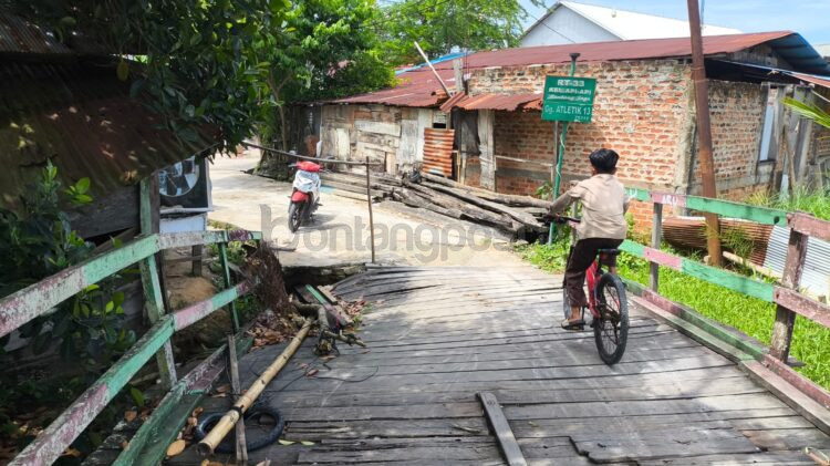 Kondisi jembatan penghubung RT 26 dan RT 33 di Gang Atletik 11, Kelurahan Api-Api, yang mengalami kerusakan dan diusulkan diperbaiki melalui APBD Perubahan 2026. (Nasrullah / Bontang Post)