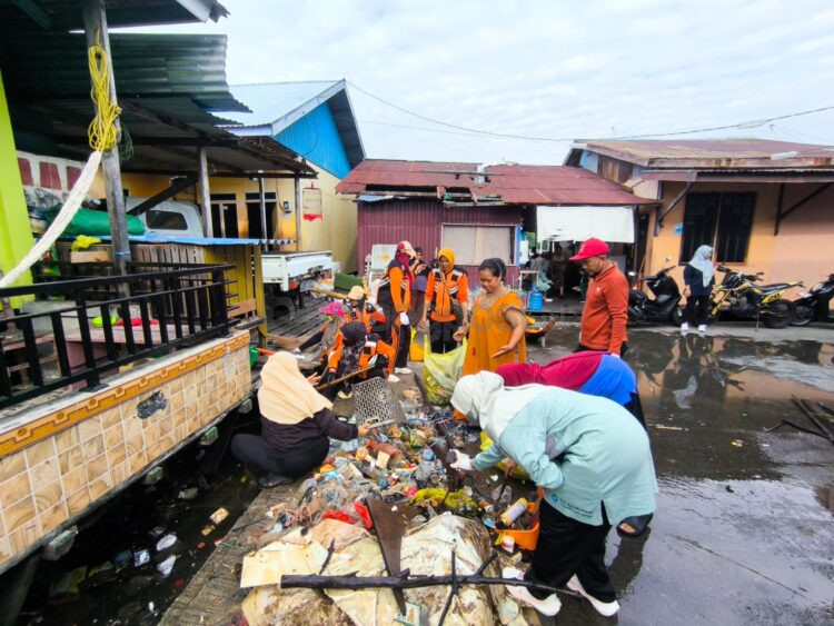 Kegiatan bersih lingkungan di Kelurahan Tanjung Laut Indah. (Dwi Kurniawan Nugroho/Bontang Post)