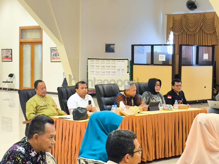 Wakil Wali Kota Bontang Agus Haris memimpin rapat koordinasi percepatan penanganan stunting menjelang pelaksanaan operasi timbang serentak di 125 posyandu. (Dwi Kurniawan Nugroho/ Bontang Post)