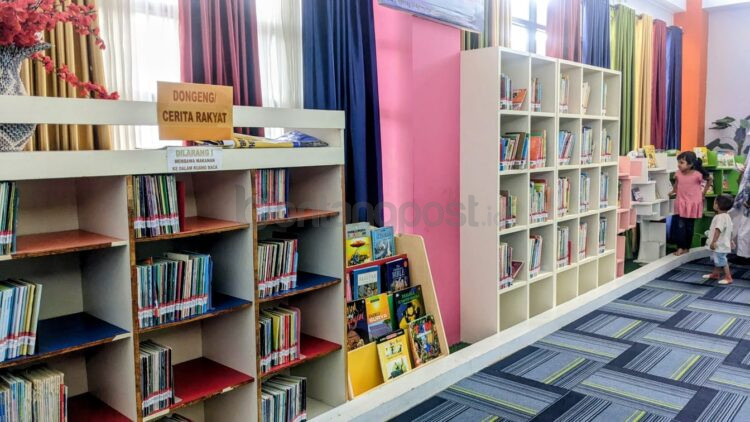 Pengunjung memilih buku di rak Perpustakaan Daerah Bontang. DPK mengakui penambahan koleksi buku masih terkendala anggaran.