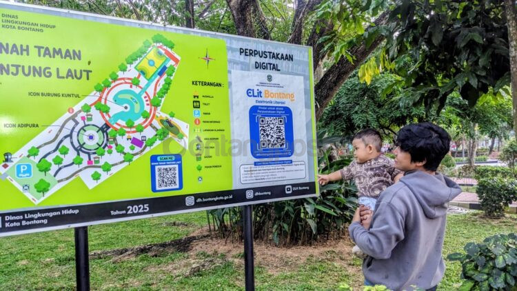 Layar digital literasi yang dipasang DPK Bontang di salah satu ruang publik. Fasilitas ini memungkinkan masyarakat mengakses buku elektronik dan informasi literasi secara mudah dan gratis.