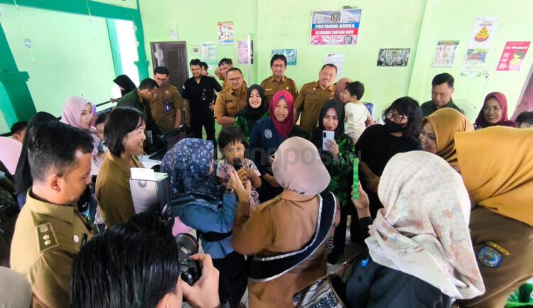 Wali Kota Bontang, Neni Moerniaeni, meninjau pelaksanaan timbang serentak balita. Program ini menjadi bagian dari upaya percepatan penurunan angka stunting di Kota Bontang. (Nasrullah/Bontang Post)