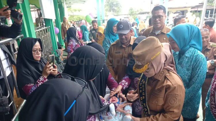 Wali Kota Bontang, Neni Moerniaeni, meninjau kegiatan penimbangan balita. Pemkot memberikan dispensasi bagi orang tua untuk mendampingi anak mengikuti penimbangan serentak.