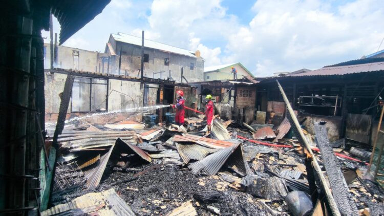 Petugas Disdamkartan Bontang melakukan penanganan kebakaran di kawasan Berbas Tengah pada 22 Maret 2026 lalu. (Dwi Kurniawan Nugroho / Bontang Post)