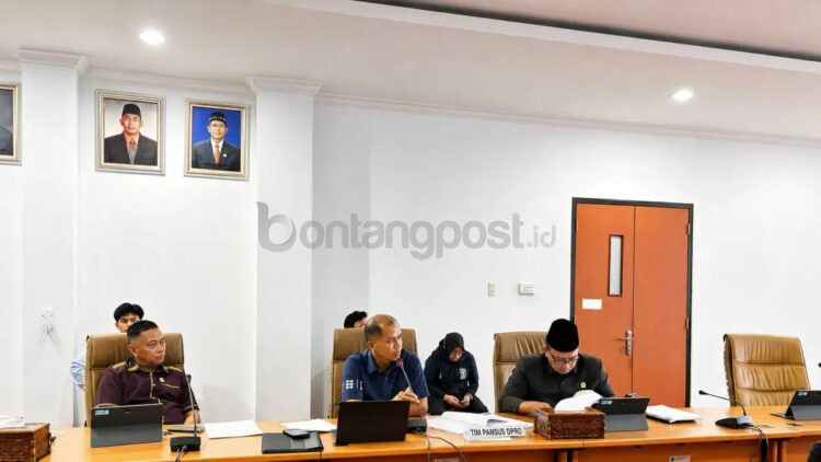 Pansus RTRW DPRD Bontang menggelar rapat bersama organisasi perangkat daerah (OPD) untuk membahas revisi Raperda RTRW, termasuk isu ketersediaan material konstruksi dan tambang galian C guna mendukung pembangunan jangka panjang di Kota Bontang. (ADIEL KUNDHARA/KALTIM POST)
