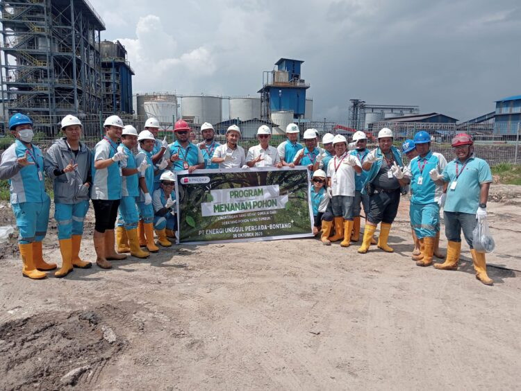 PT EUP menanam 500 mangrove di Tanjung Merangas. Total 67.500 pohon telah menghijaukan pesisir Bontang dan cegah abrasi.